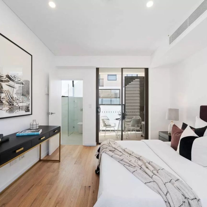 Stunning Designer 4 Bedroom Townhouse with LUG, Ultra Convenient Location, 9 Month Lease - Photo 1