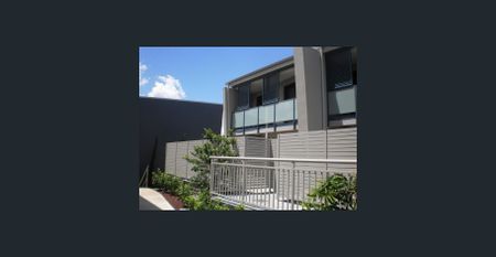 Split level 3 bedroom townhouse - Photo 4