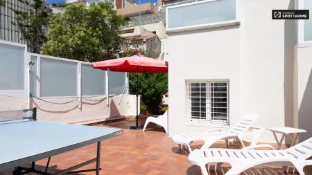Double bed in Room in a shared 6-bedroom apartment for rent in Vallcarca i els Penitents, all bills included - Foto 5