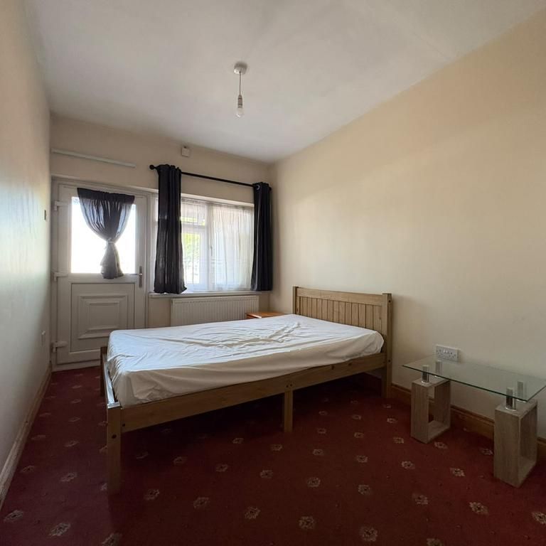 1 bedroom in a house share to rent - Photo 1