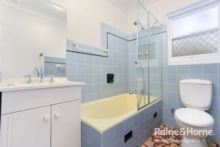 Well Presented Two Bedroom Apartment- Close To All Amenities! - Photo 4