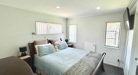 Pet Friendly Family Home - Photo 2