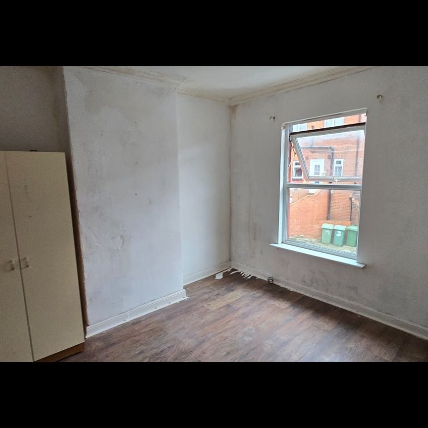 2 Bed Terraced House, Aviary Terrace, LS12 - Photo 1