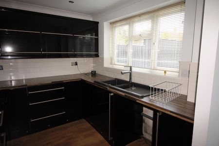 2 bedroom terraced house to rent - Photo 2