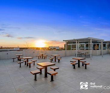 Large Modern 1 bedroom unit plus study/office area- large courtyard - Photo 2