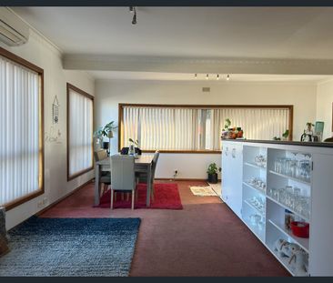 Private & Peaceful Top-Floor Retreat - Photo 3