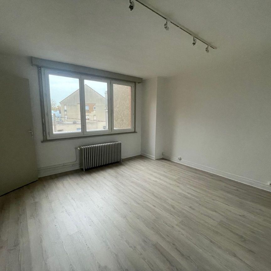 Appartement entièrement rénové disponible à la location. Avec ses 78 m2, il vous offre un espa... - Photo 1