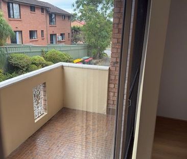 Spacious & Modern 2-Bedroom Apartment - Prime Corrimal Location - Photo 6