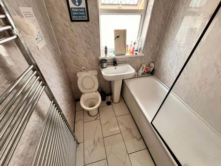 1 bedroom in a house share to rent - Photo 5