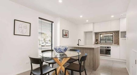 Modern three-bedroom townhouse in St Albans - Photo 3