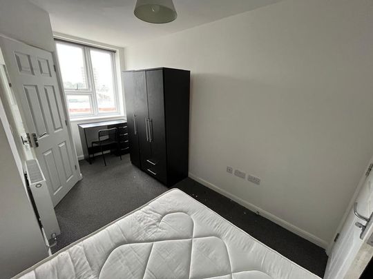 1 bedroom in a flat share to rent - Photo 1