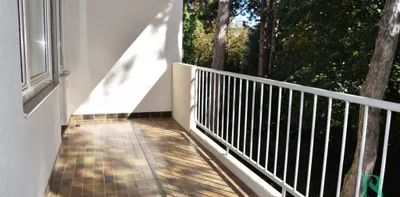 Großzügige, top renovierte Wohnung mit Loggia und Garagenplatz - Blick ins Grüne! - Photo 2