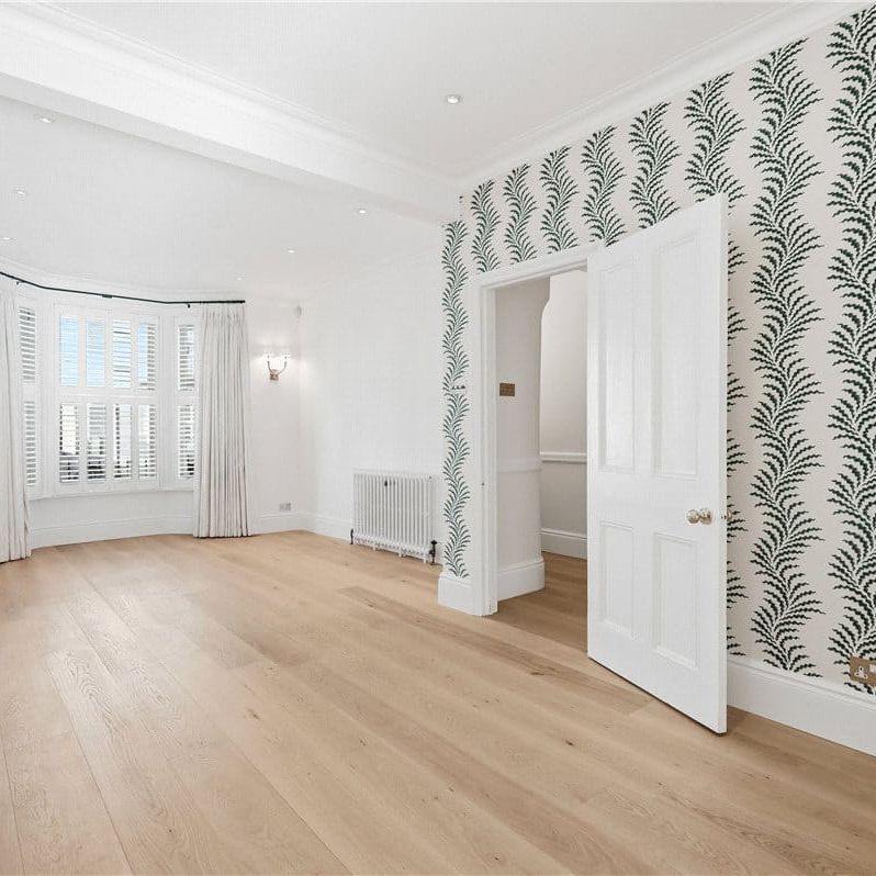 A truly stunning four bedroom, three bathroom period family house in the "Villes" of Fulham. - Photo 1