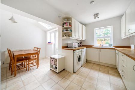 4 bedroom terraced house to rent - Photo 5