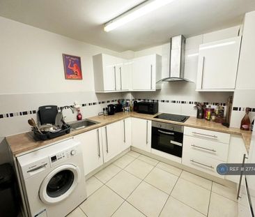 4 bedroom semi-detached house to rent - Photo 6