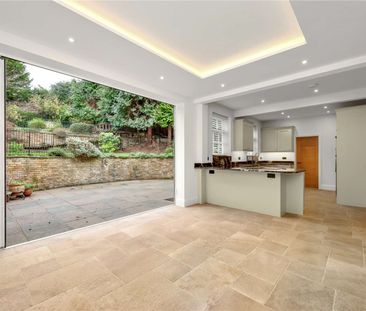 Newly refurbished 4 bedroom home with air conditioning in the sough... - Photo 1