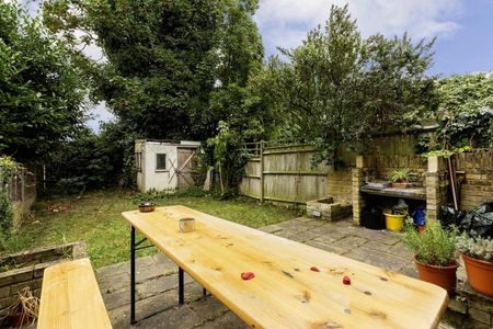 Bright and modern spacious house boasting solid oak flooring and two receptions - Photo 4