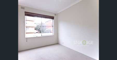 Spacious Top Floor Apartment Opposite Park - Photo 4