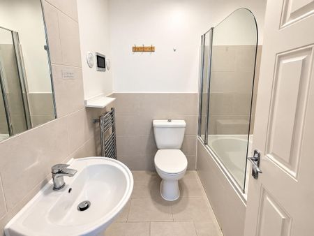 2 bedroom flat to rent - Photo 2