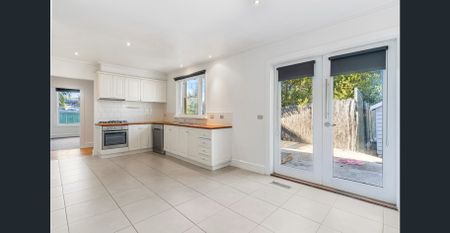 Beautiful 4 bedroom home with a pool in Golden Square - Photo 5