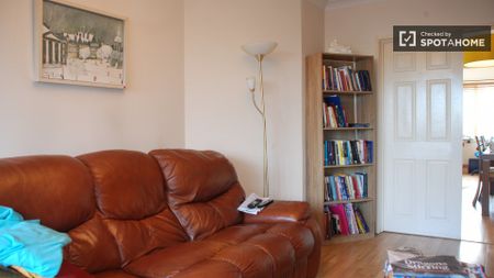 Decorated room in shared apartment in Donaghmede, Dublin - Photo 5