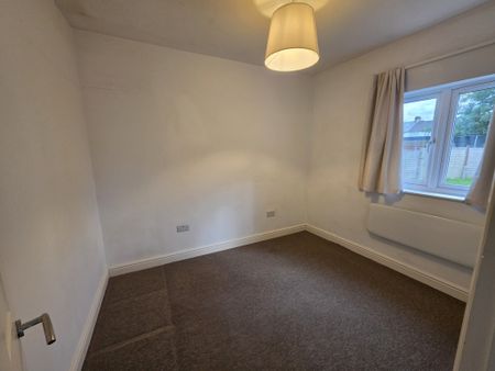 Detached Bungalow with Good Size Garden for Rent in Beckenham - Photo 2