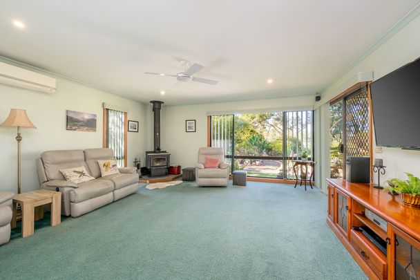5 BEDROOM HOME IN MOOROOPNA!!! - Photo 1