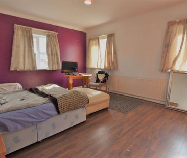 5 bedroom Flat in Bankfield Road, Leeds - Photo 4