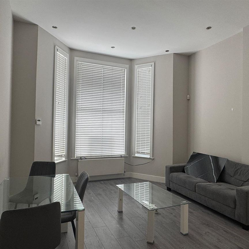 West Cromwell Road, London SW5 - Photo 1