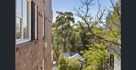 End-of-peninsula apartment with balcony and harbour views - Photo 5