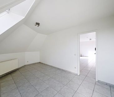 Aangenaam dakappartement met één slaapkamer, centraal gelegen. - Photo 1