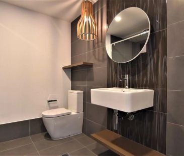 CONTEMPORARY 1 BEDROOM APARTMENT - Photo 4