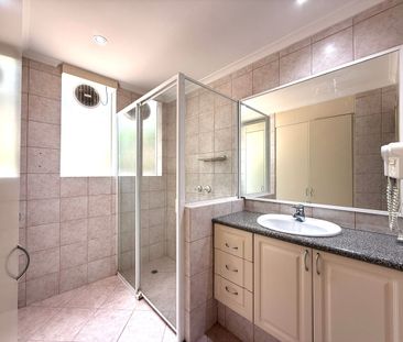 Gorgeous inner city apartment in leafy street - Photo 6