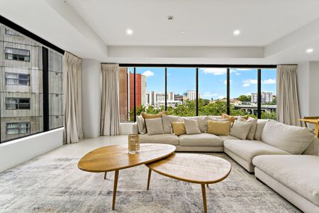 Luxury 3 Bedroom Living - Photo 2