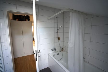 charmante 2.5-Zimmerdachwohnung nähe Rosengartens - Photo 2