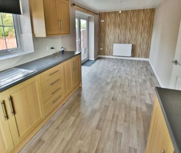 3 bedroom detached house to rent - Photo 3