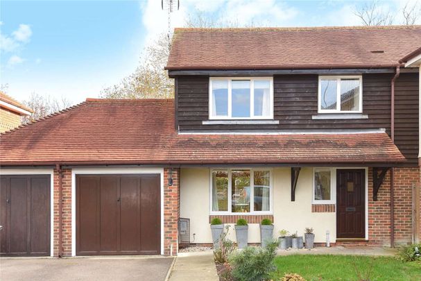 A well presented family home in the village of Kemsing - Photo 1