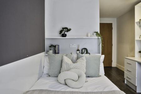1 bedroom in a flat share to rent - Photo 2