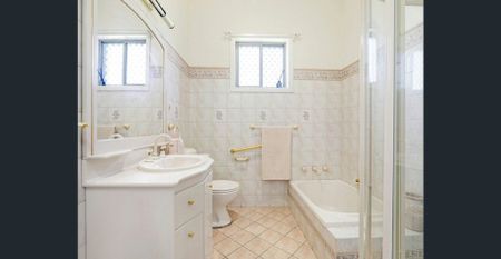 A LOVELY 3 BEDDER WITH WATER USAGE INCLUDED! - Photo 4