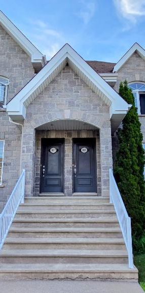 Carrefour Laval très jolie et grand 4 ½ de style condo, situé au 1er étage d’un triplex - Photo 1