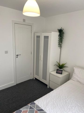 1 bedroom in a house share to rent - Photo 3