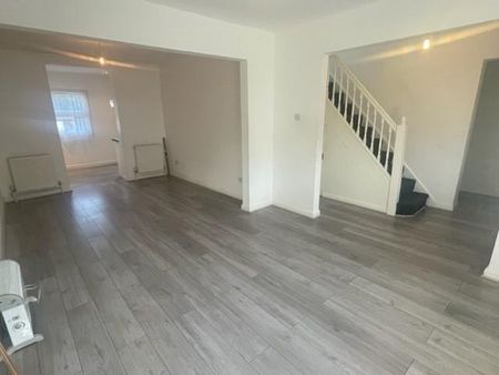 5 bedroom end of terrace house to rent - Photo 2