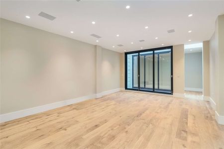 A great recently refurbished six bedroom family house in Parsons Green - Photo 2