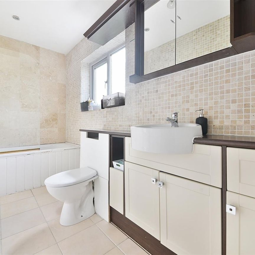 4 Bed Flat, Lyveden Road, SW17 - Photo 1