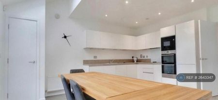 1 bedroom in a flat share to rent - Photo 3