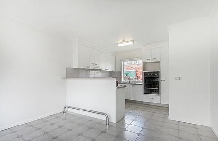 Charming 3-Bedroom Townhouse for Rent in Brunswick East - Photo 4