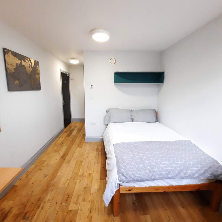 Green Penthouse, Lustrous House , Green Street - Photo 2