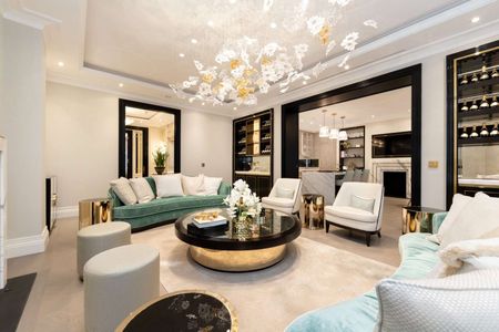 A stunning and exclusive three bedroom property on Charles Street, which has been newly refurbished to the highest specification. - Photo 4