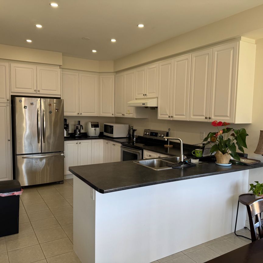 For Lease - 257 Sharon Creek Drive, East Gwillimbury, Ontario - Photo 1