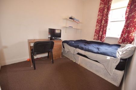 2 bedroom House in Chiswick Terrace, Leeds - Photo 2